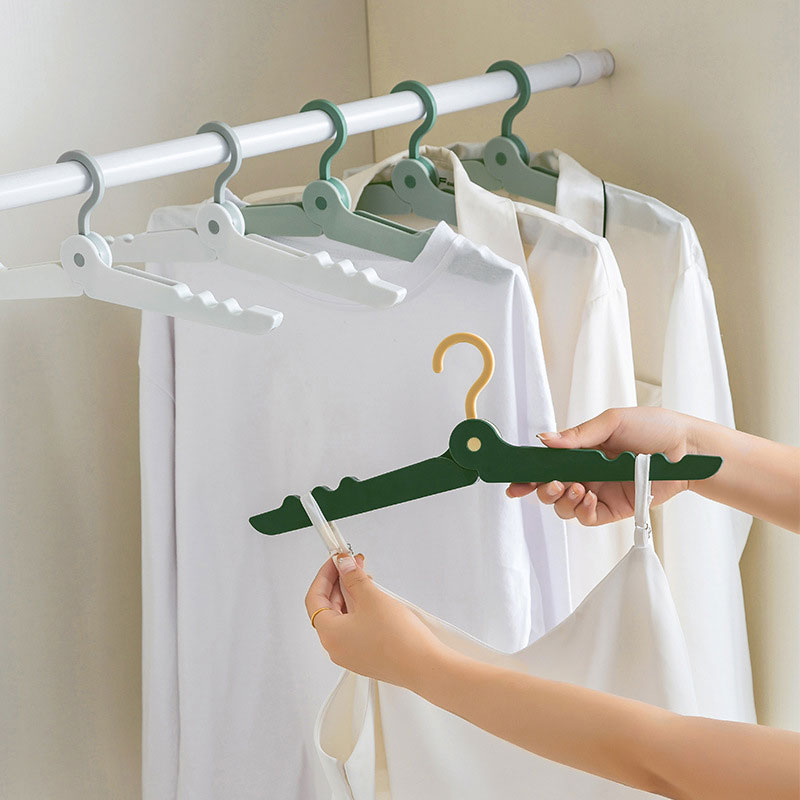 Folding Hanger With Clip