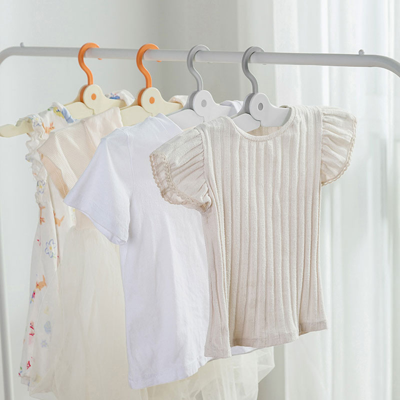 Folding Hanger With Clip