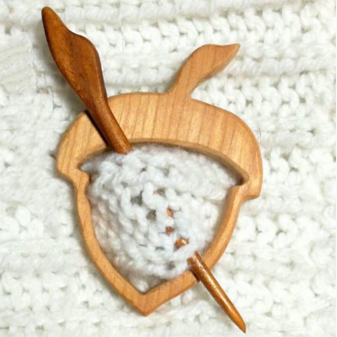 Wooden Animal Pattern Brooch Pin - Christmas Tree