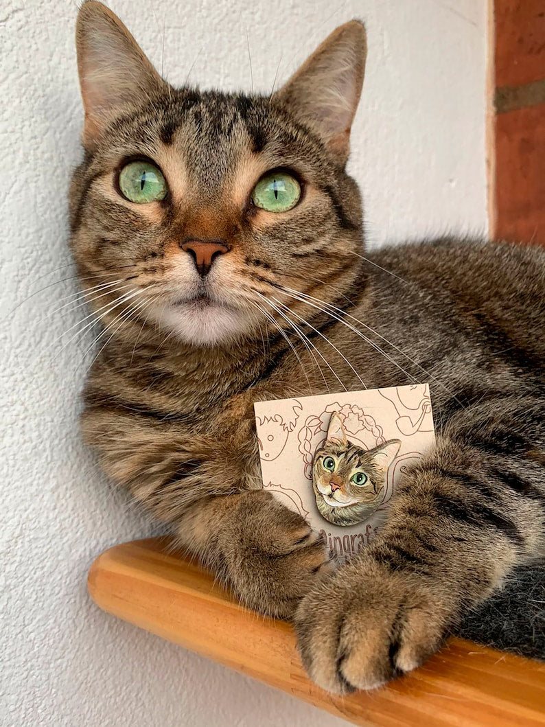 Personalized pet pin,realistic cat paintings,personalized pet accessories,cat pin,realistic handmade pet portrait,hand painted wooden brooch