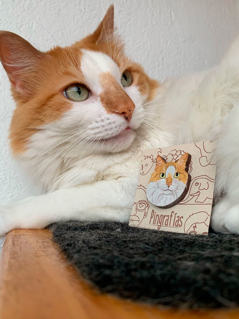 Personalized pet pin,realistic cat paintings,personalized pet accessories,cat pin,realistic handmade pet portrait,hand painted wooden brooch