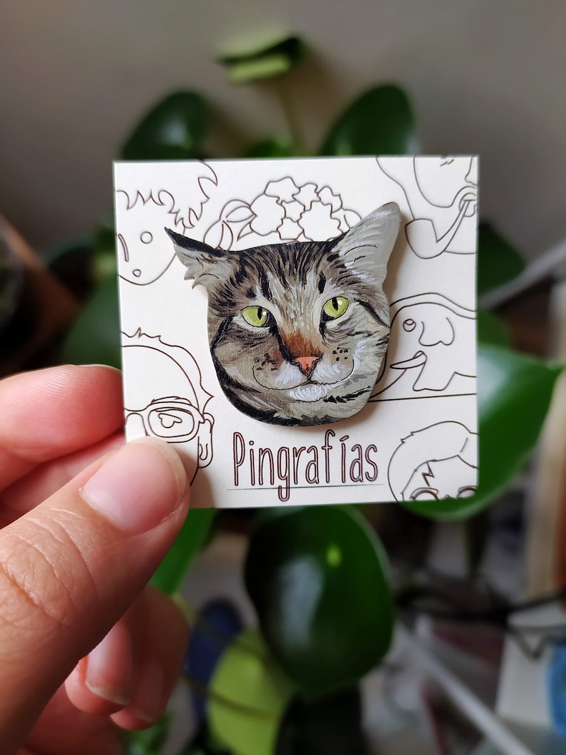 Personalized pet pin,realistic cat paintings,personalized pet accessories,cat pin,realistic handmade pet portrait,hand painted wooden brooch