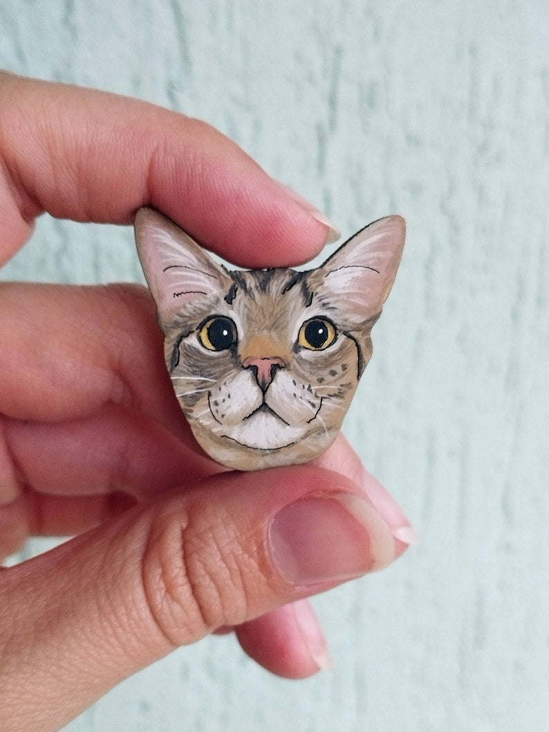Personalized pet pin,realistic cat paintings,personalized pet accessories,cat pin,realistic handmade pet portrait,hand painted wooden brooch